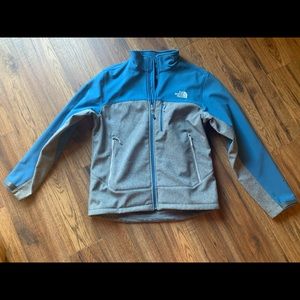 Men’s Northface jacket wind/rain resistant size medium! Used- like new